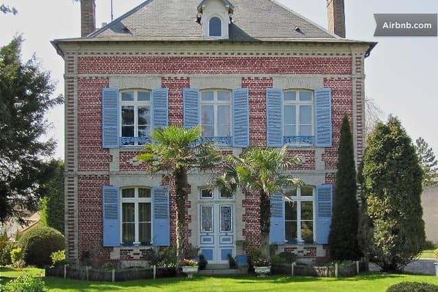 La façade de La Sucrerie, maison de caractère du XIXᵉ siècle à Chavenay
