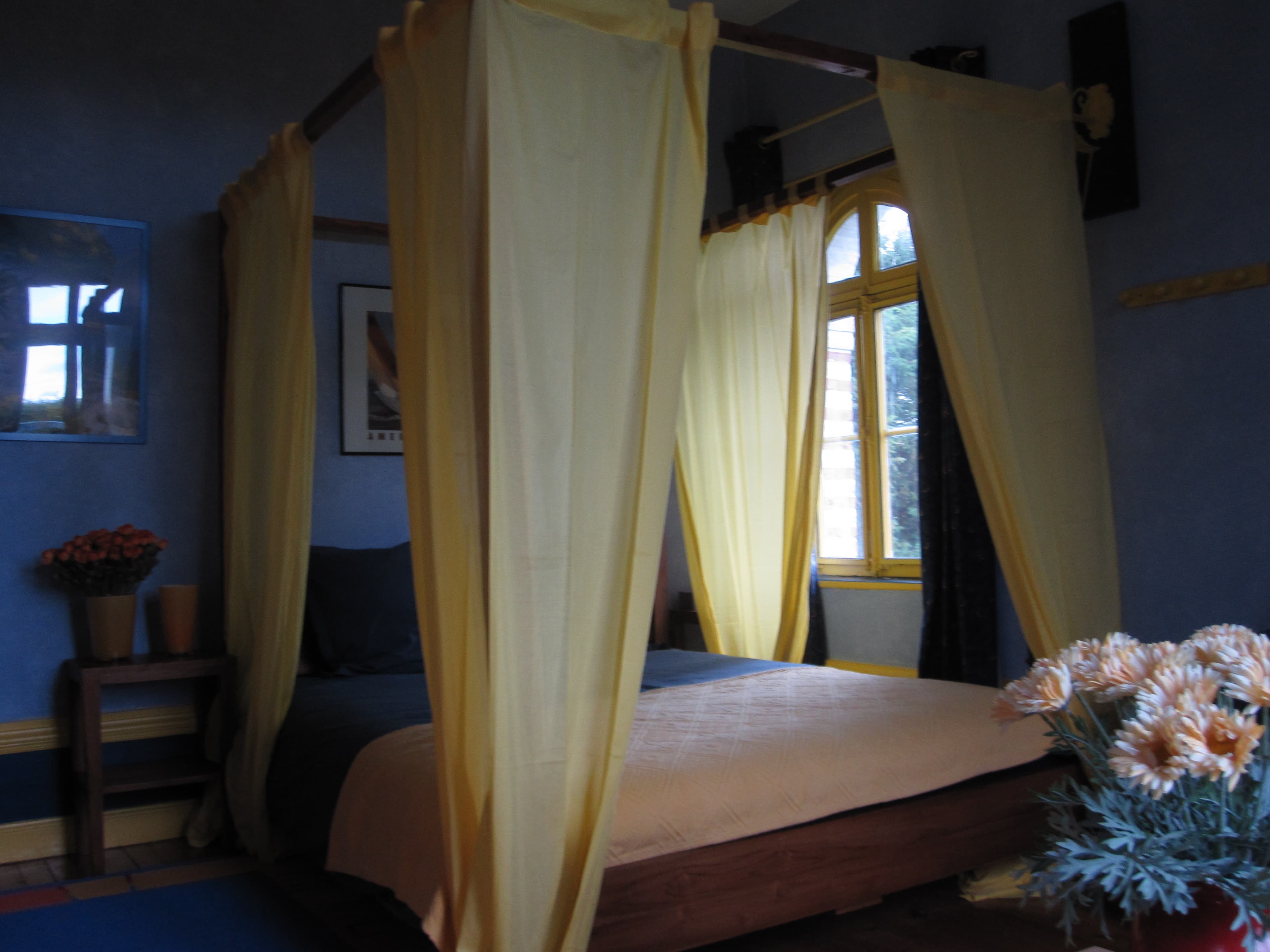 Suite Les Jumeaux — Lit queen-size · canapé-lit double · chambre attenante avec lits superposés (double en bas, simple en haut)
